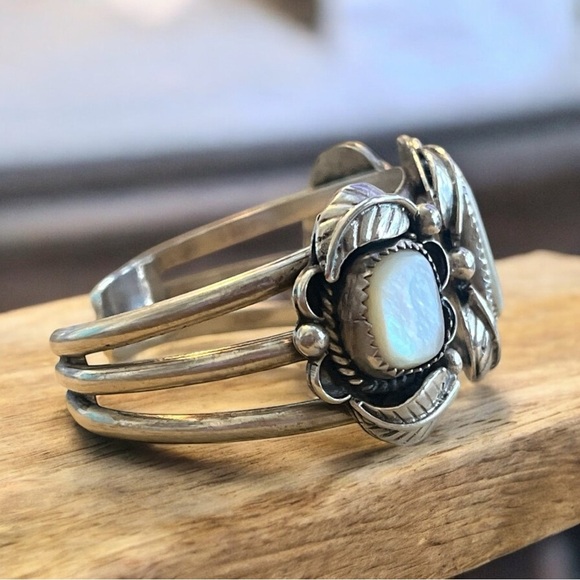 VINTAGE NATIVE AMERICAN MOTHER OF PEARL CUFF - Picture 2 of 7